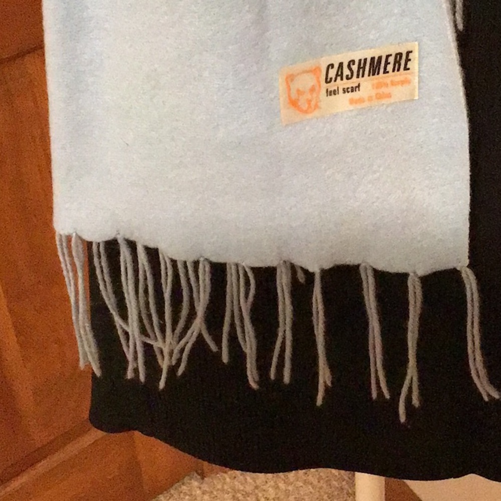Cashmere FEEL Scarf NWOT - Picture 3 of 3